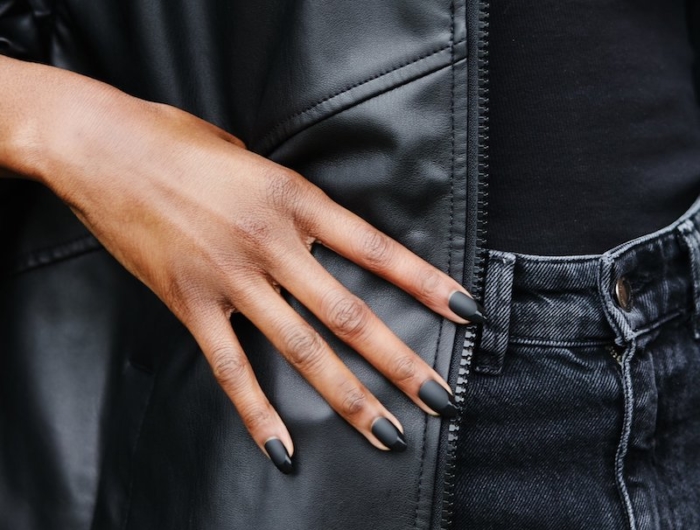 Nail art per unghie nere opache – il trend più chic di sempre!
