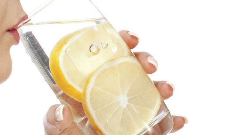 a cosa serve bere acqua e limone