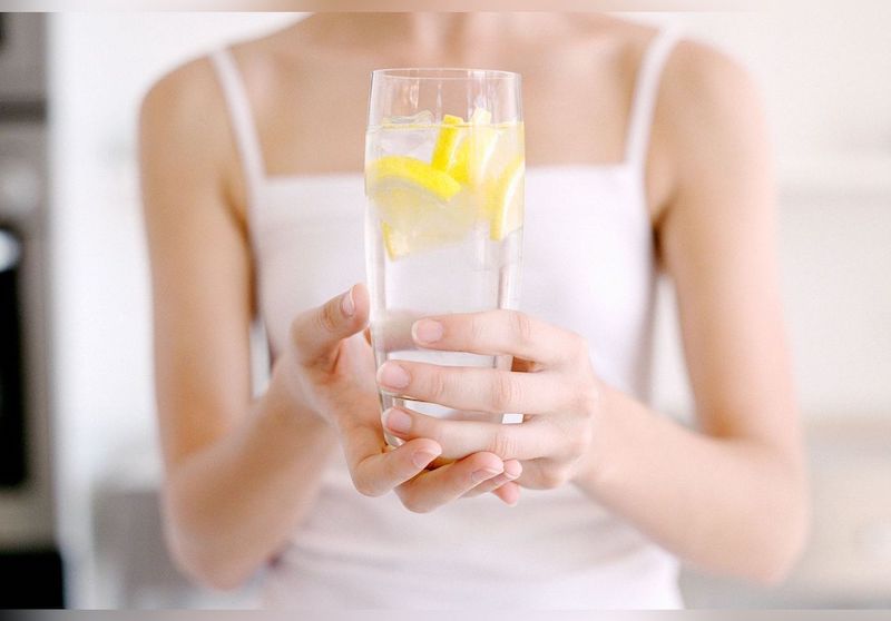 acqua tiepida e limone bicchiere con bevanda