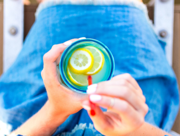 10 benefici che il corpo trae consumando Acqua e Limone al mattino!