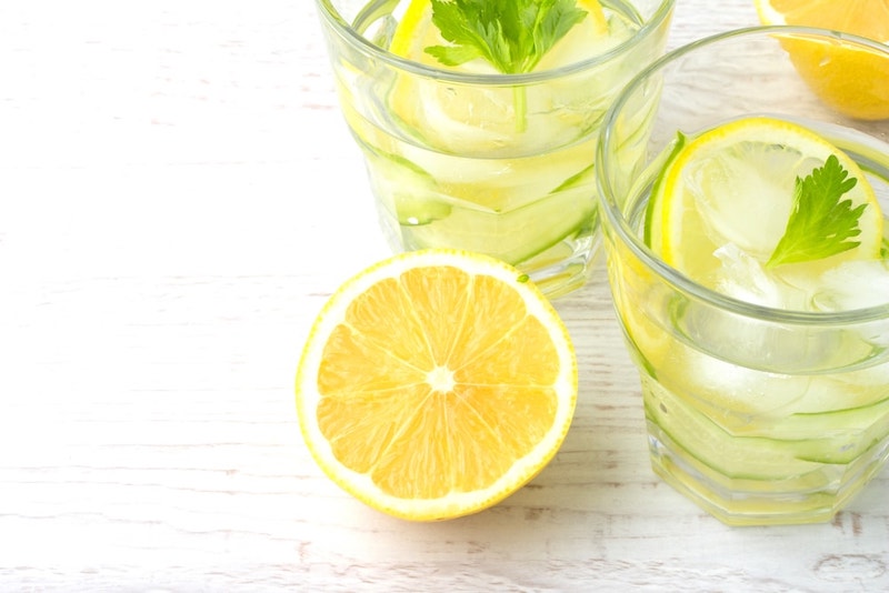 bere acqua e limone fa dimagrire bevanda con prezzemolo