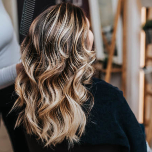 Colore capelli autunno 2021 con diverse sfumature e sovrapposizione di colori!