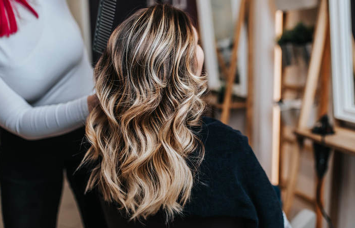 Colore capelli autunno 2021 con diverse sfumature e sovrapposizione di colori!