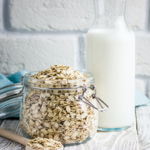 Latte di avena fatto in casa: il latte vegetale senza zuccheri aggiunti!