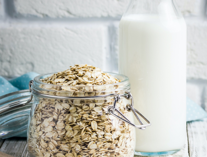 Latte di avena fatto in casa: il latte vegetale senza zuccheri aggiunti!