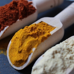 In che modo la piperina e la curcuma collaborano nella perdita di peso?