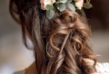 Acconciature da cerimonia per capelli medi semiraccolti: la sposa moderna e pratica!