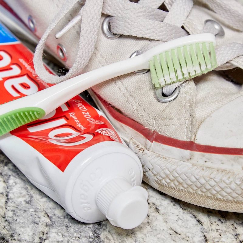 lavare le scarpe a mano con dentifricio