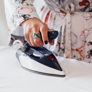 Come pulire la piastra del ferro da stiro con metodi casalinghi per averlo come nuovo!