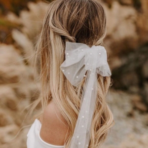 Acconciature da cerimonia per capelli medi semiraccolti: la sposa moderna e pratica!