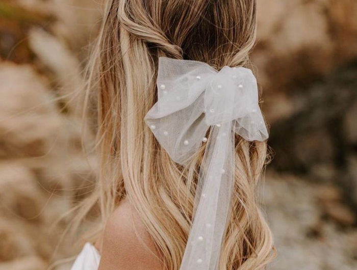 Acconciature da cerimonia per capelli medi semiraccolti: la sposa moderna e pratica!