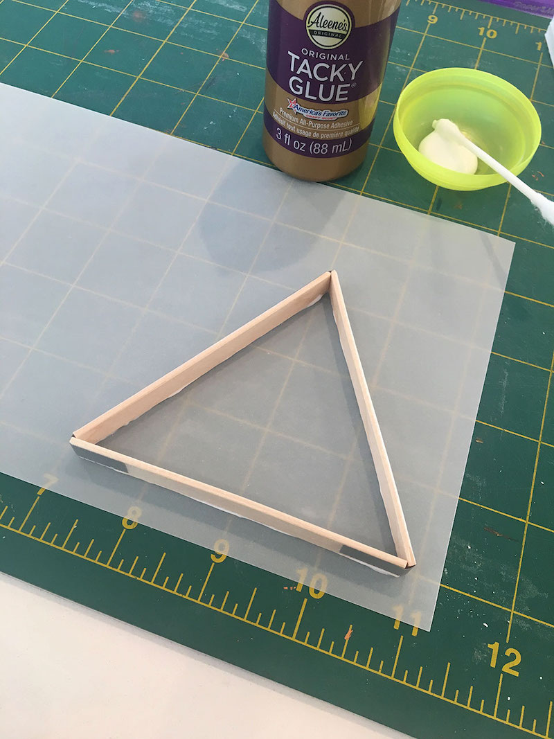 triangolo con pezzi di legnetti