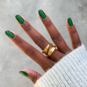 Unghie natalizie 2021: smalti, colori e tendenze eleganti da provare appena comincia il conto alla rovescia!