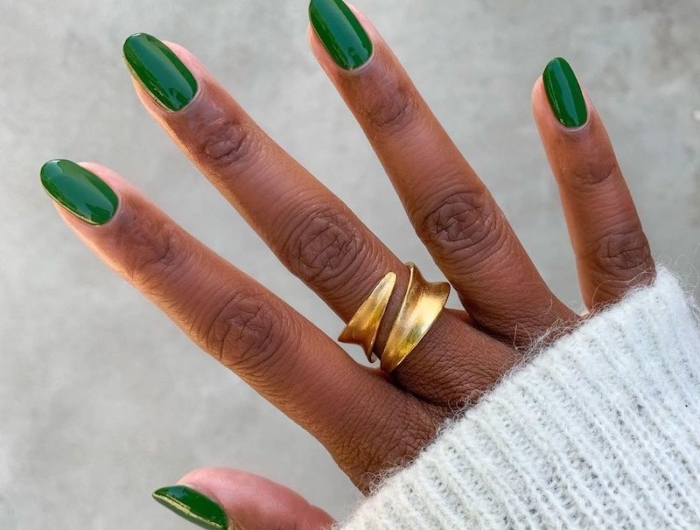 Unghie natalizie 2021: smalti, colori e tendenze eleganti da provare appena comincia il conto alla rovescia!