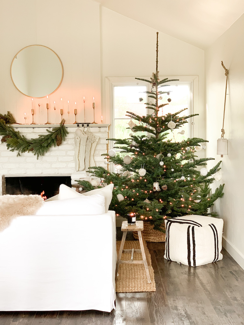 albero natalizio con pochi ornamenti