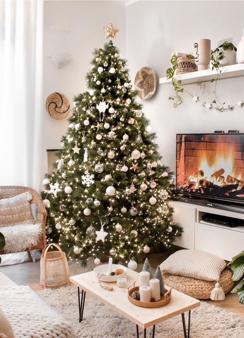 albero natalizio grande con decorazioni bianche