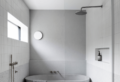 Bagno moderno grigio chiaro: versatilità in ogni angolo di questa stanza, senza essere banali!