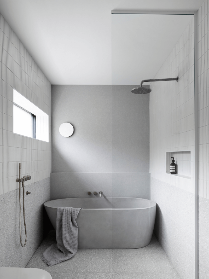 bagno moderno grigio chiaro vasca freestanding