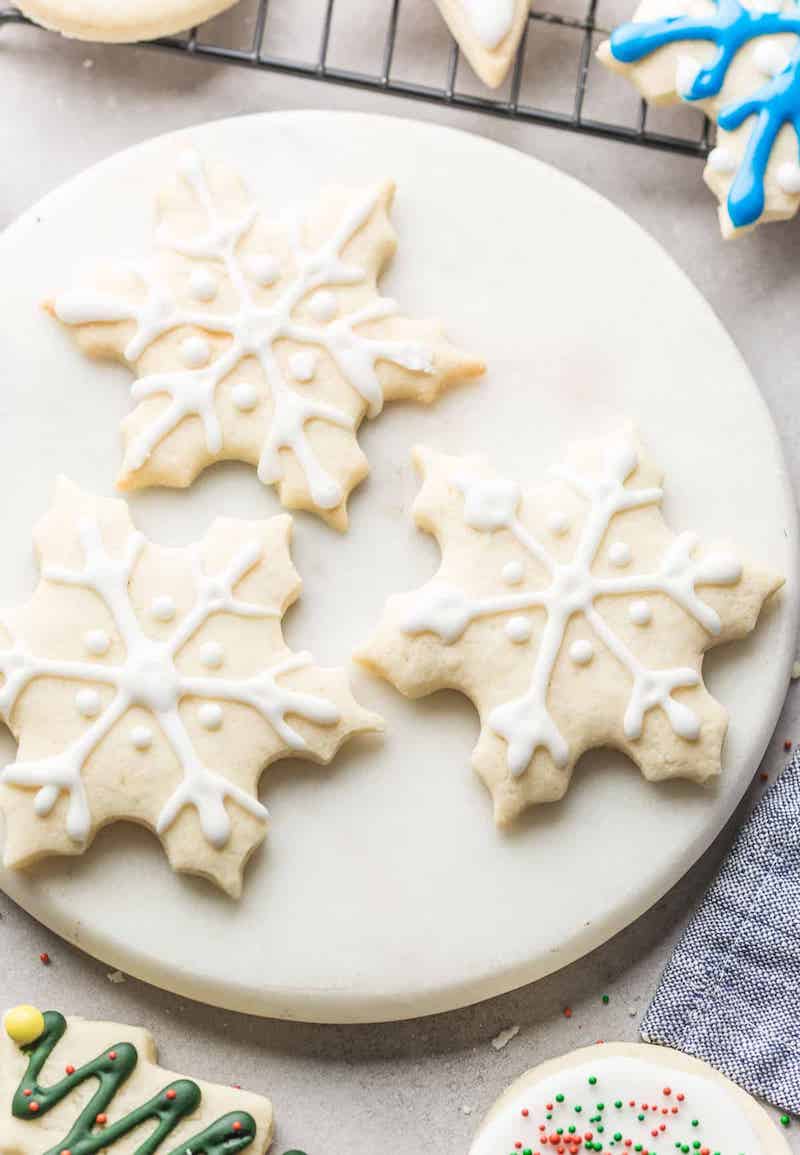 biscotti forma di stelle con glassa bianca