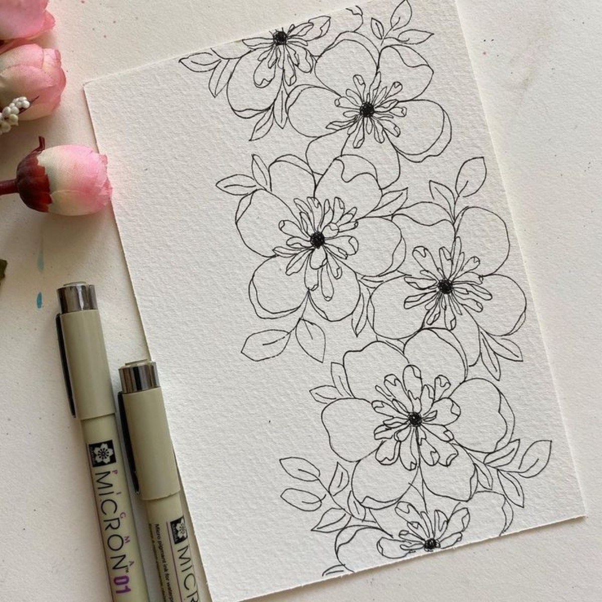disegni a matita facili foglio ruvido con disegno di fiori
