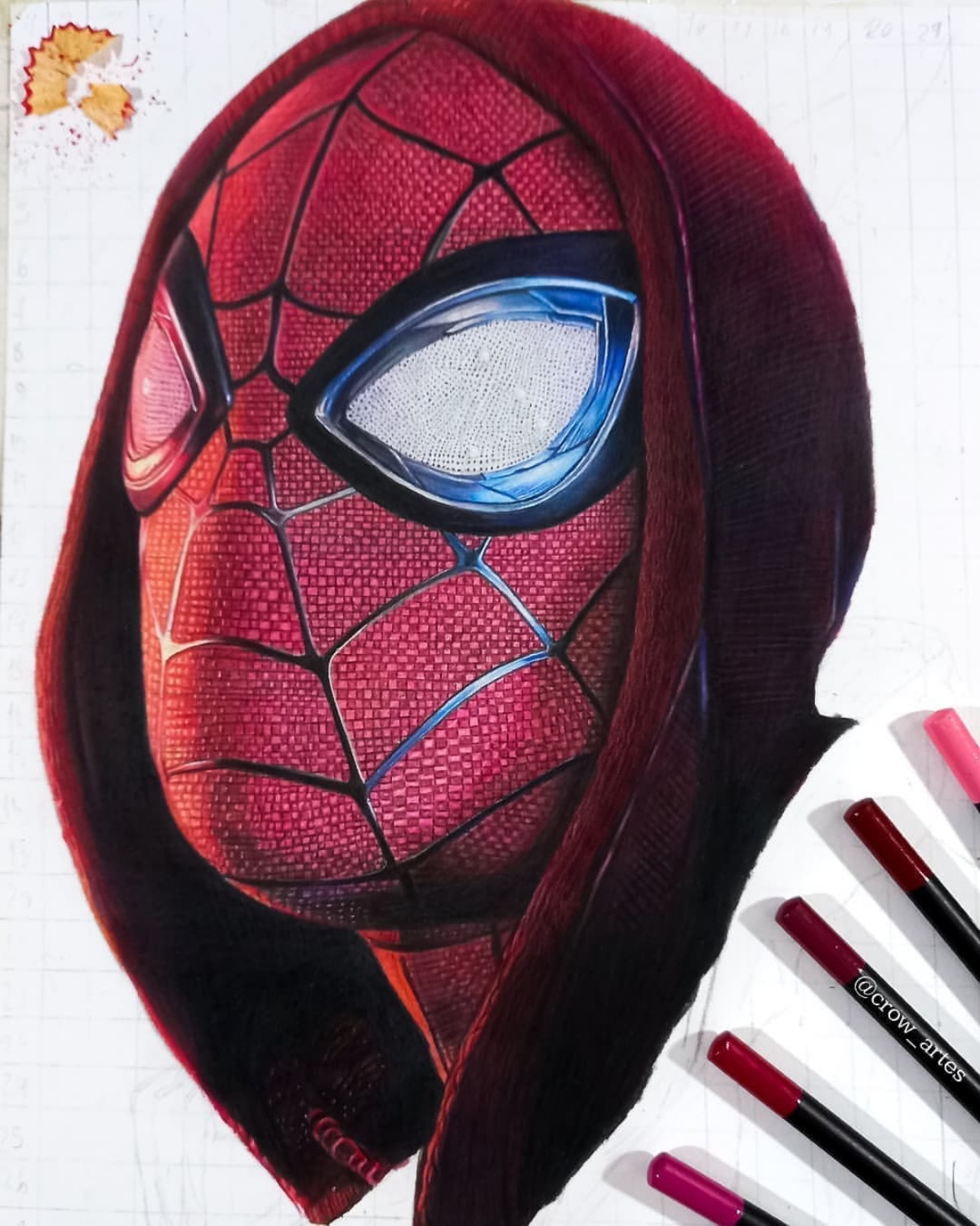 disegno realistico di spiderman con matite colorate