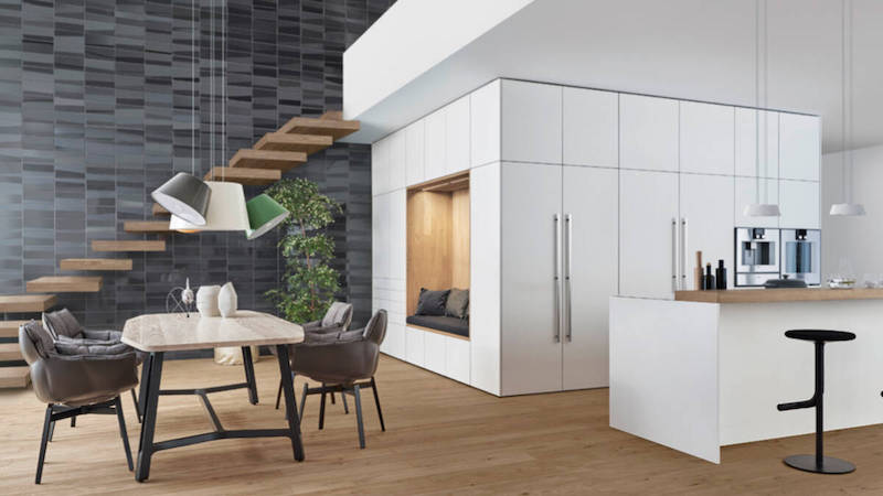 scale interne cucina e soggiorno open space moderno