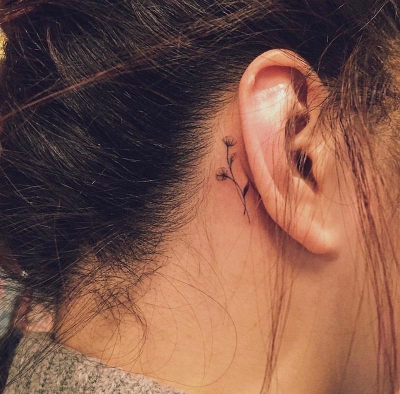 tattoo fiore piccolo dietro l'orecchio