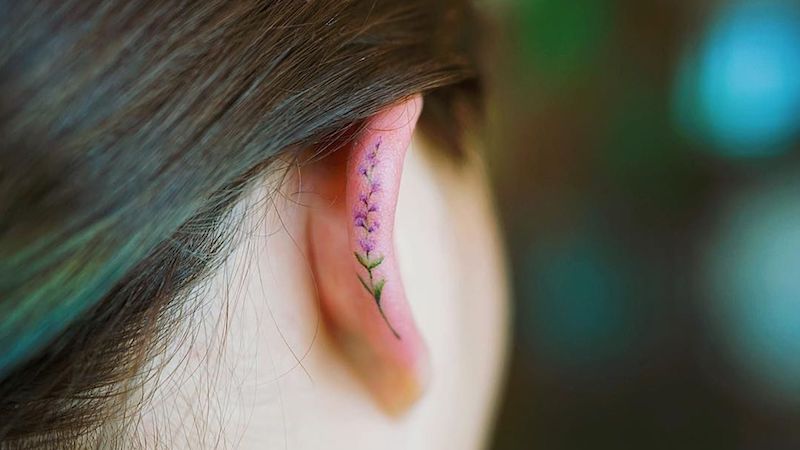 tattoo fiori tatuaggio dietro orecchio donna