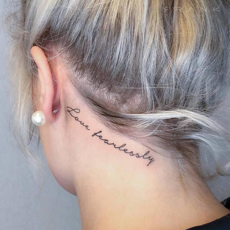 tattoo frase tatuaggi piccoli dietro l'orecchio