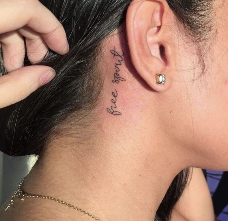 tattoo scritta free spirit tattoo dietro l'orecchio