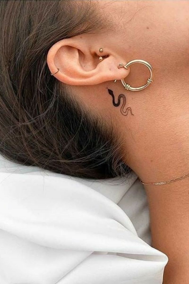 tattoo serpente dietro l'orecchio