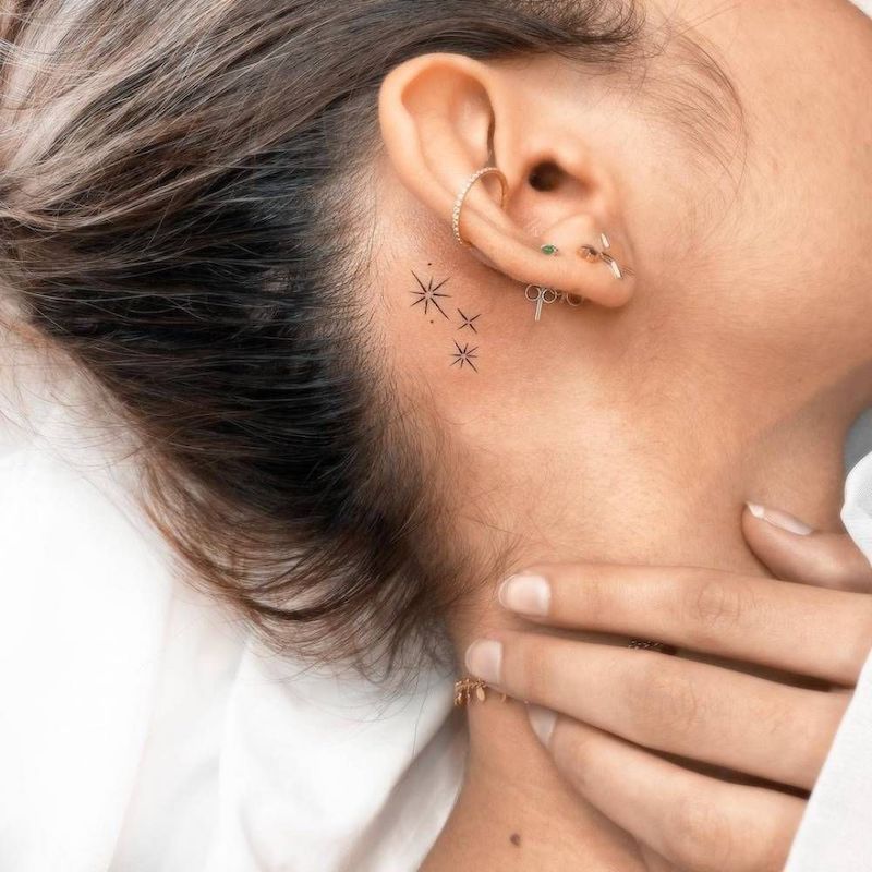 tatuaggi dietro l'orecchio disegno stelle