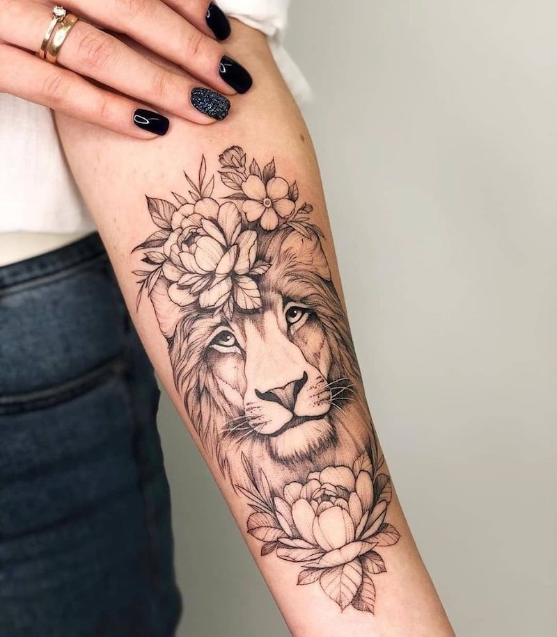 tatuaggio avambraccio donna tatoo leone