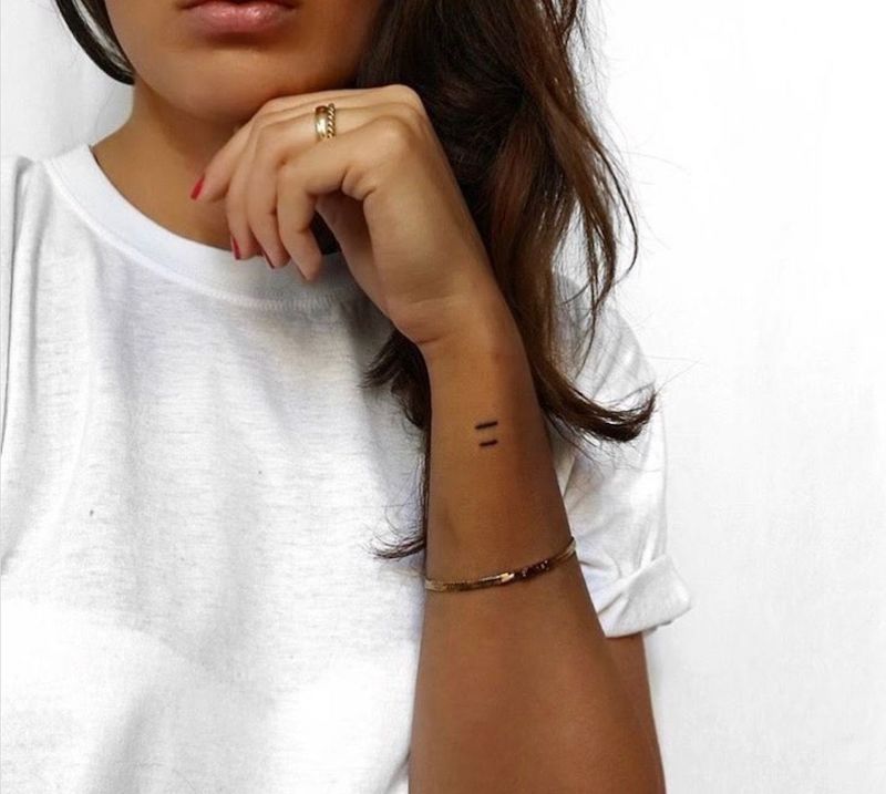 tatuaggio femminili polso tattoo simboli