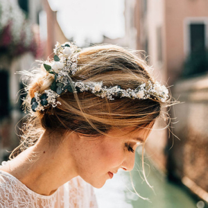 Acconciature da sposa capelli corti con l’utilizzo di accessori alla moda!