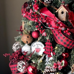 Albero di Natale bianco e rosso: un classico senza tempo con cui non si sbaglia mai!