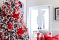 Albero di Natale bianco e rosso: un classico senza tempo con cui non si sbaglia mai!