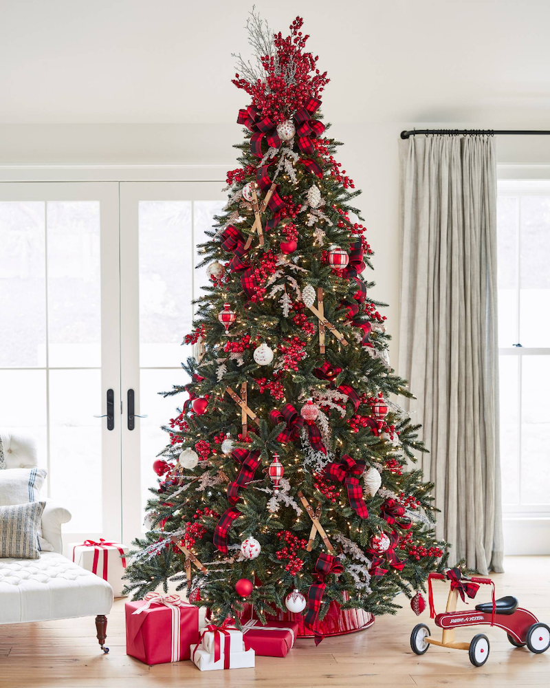 albero di natale bianco e rosso decorazioni con bacche
