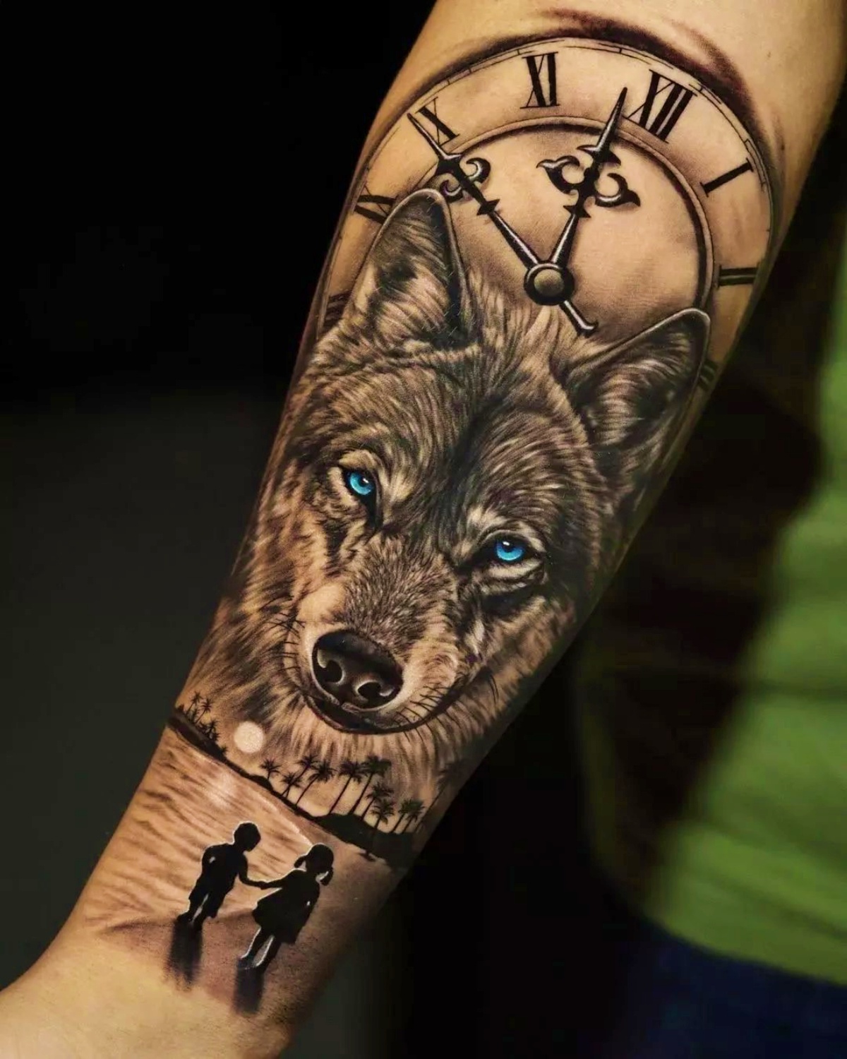 disegno lupo orologio tatuaggio avambraccio uomo