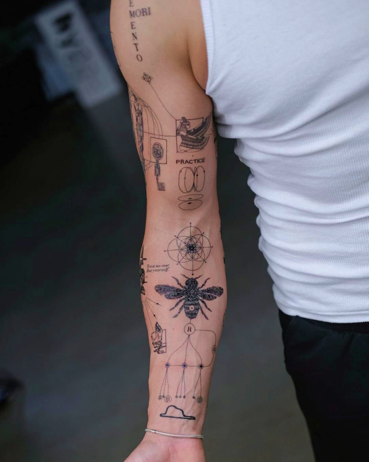 tatuaggio braccio uomo disegni geometrici