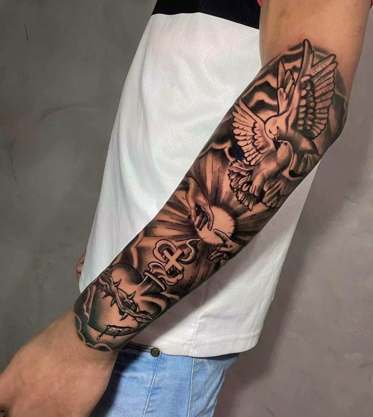 tatuaggio religioso avambraccio uomo