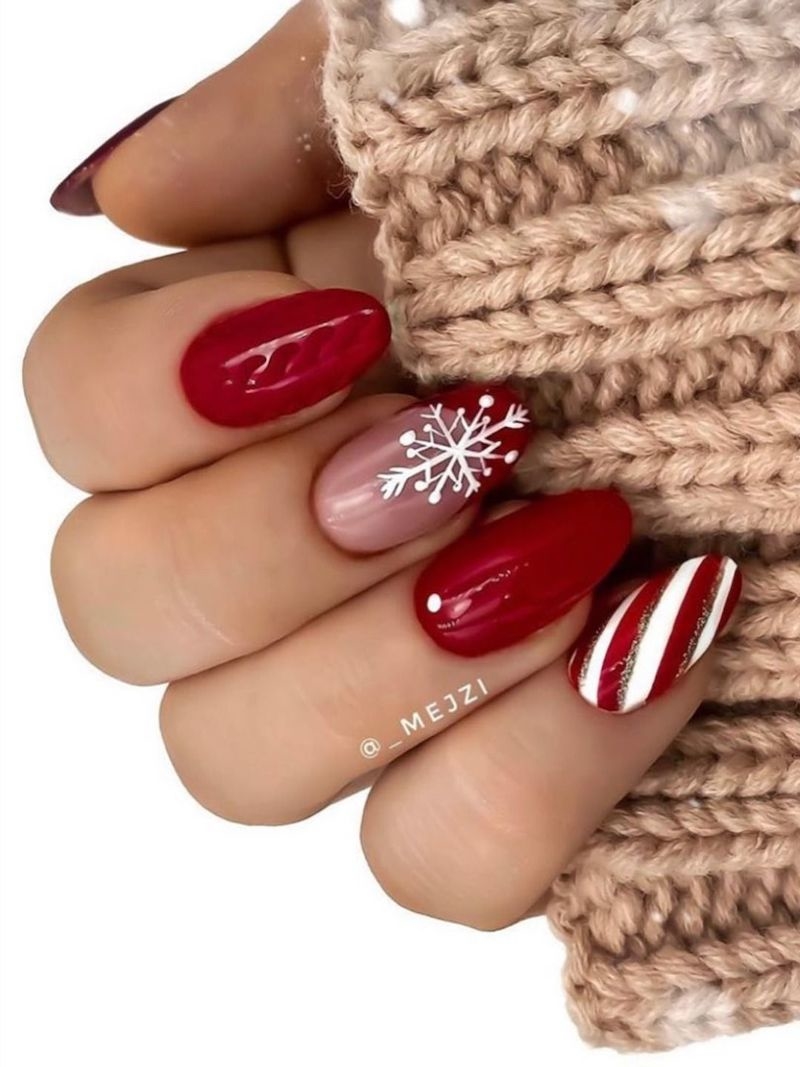 unghie rosse eleganti con motivi natalizi
