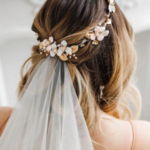 Semiraccolto morbido per acconciature da sposa: look naturale e alla moda!