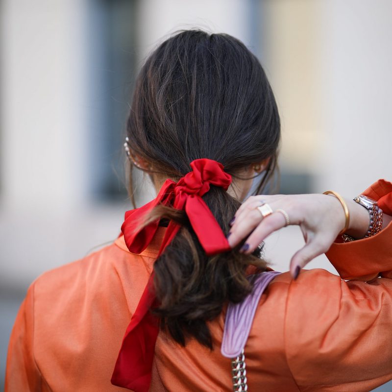 capelli legati con elastico rosso