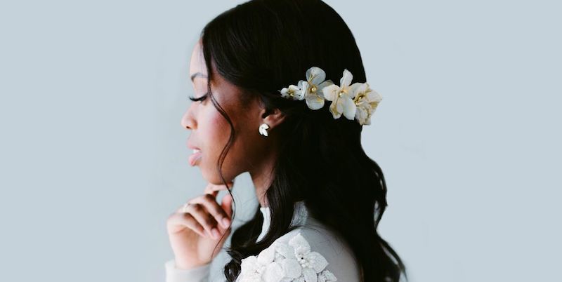 decorazione capelli da sposa con fiori