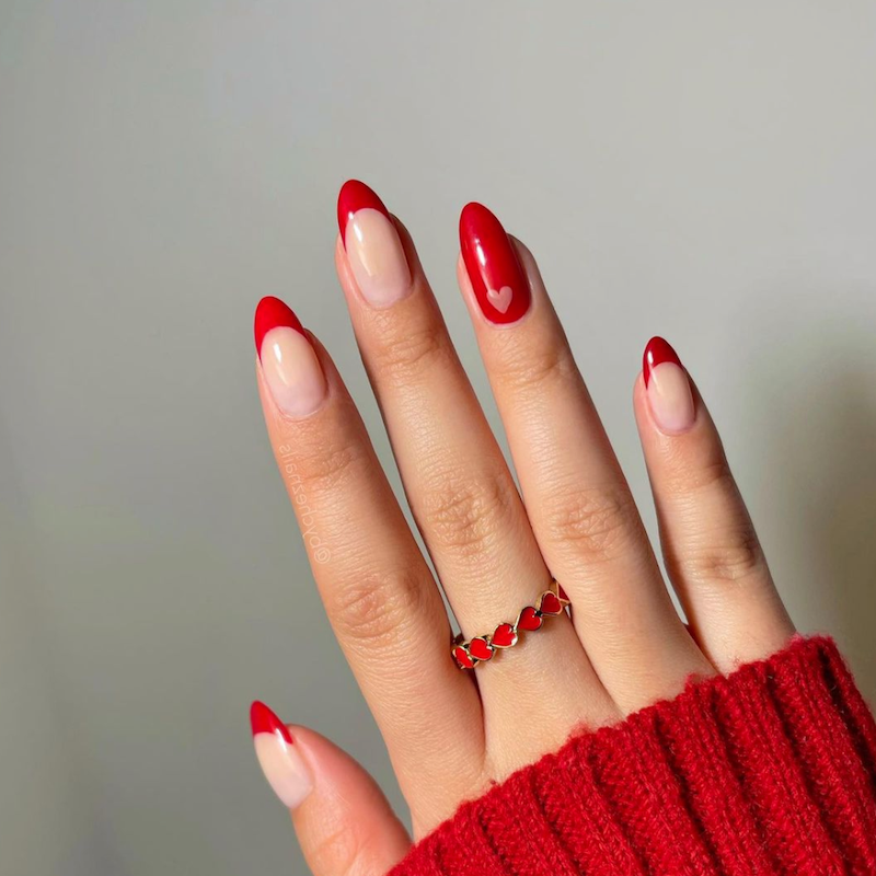 decorazioni unghie rosse con disegno di cuore