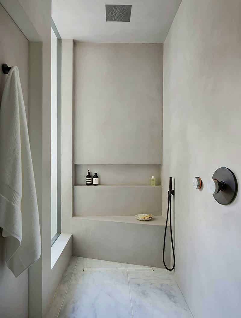 doccia con seduta in pietra pareti grigie