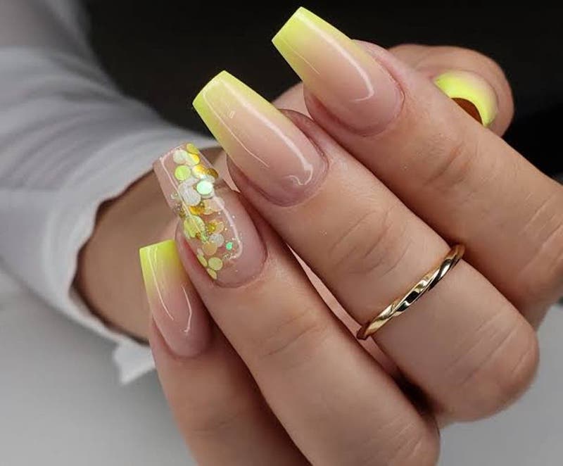 manicure con smalto giallo e glitter