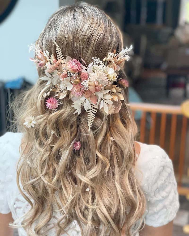 pettinature capelli lunghi con fiori