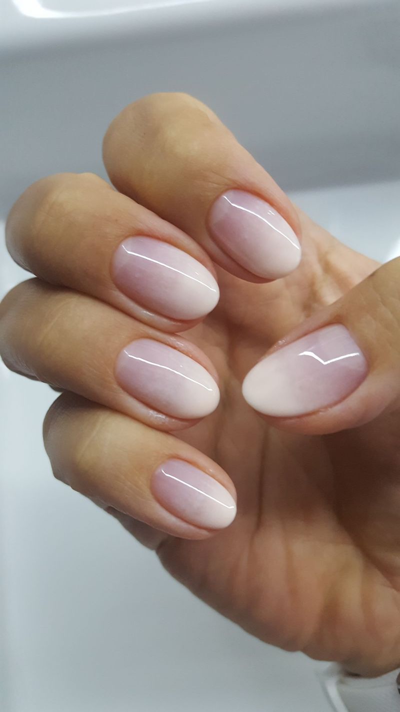 unghie bianco latte e rosa forma a mandorla